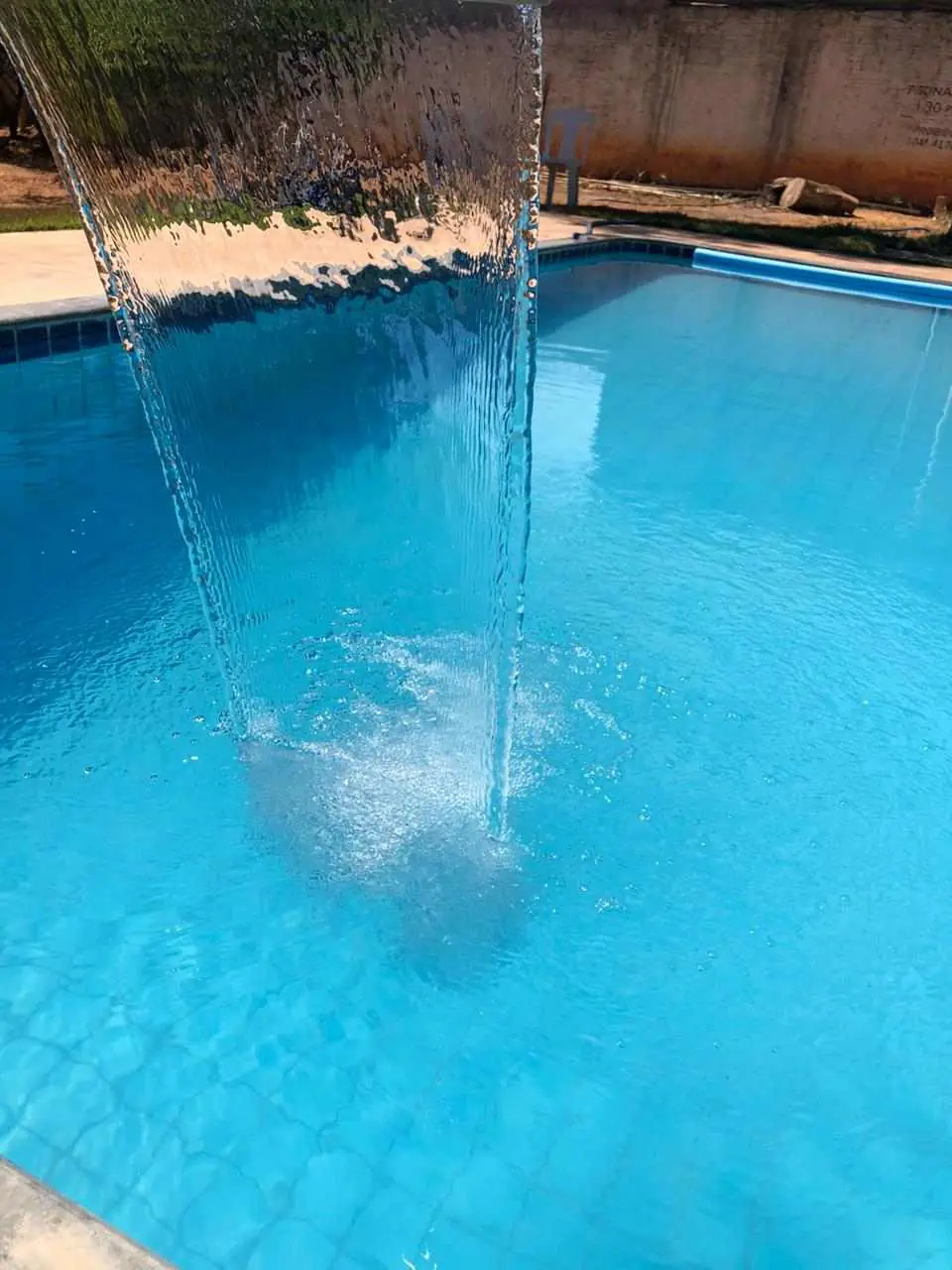 Piscina e deck da clínica de reabilitação em Montes Claros